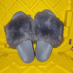 Fashion Nova Grey Rubber & Plush Faux Fur Sz 10